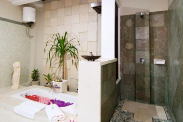 dinding shower menggunakan batu bali green