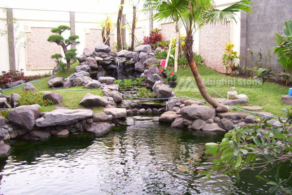 kolam air terjun dengan batu kali abu-abu