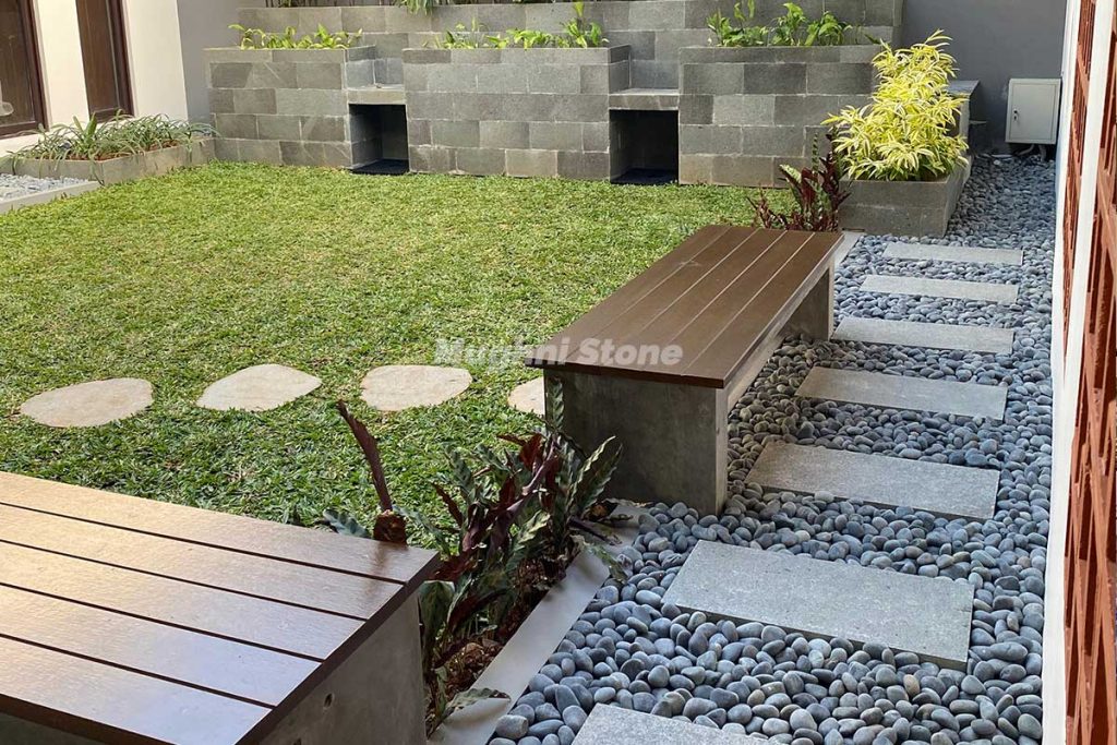 taman belakang rumah