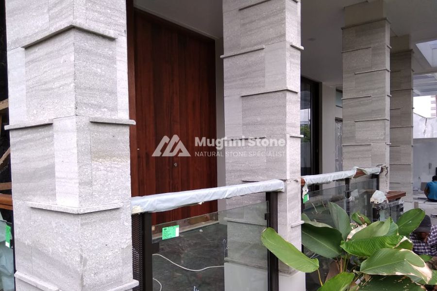 Pilar batu Bali Grey pada rumah Japandi dengan pencahayaan alami yang mempertegas tekstur