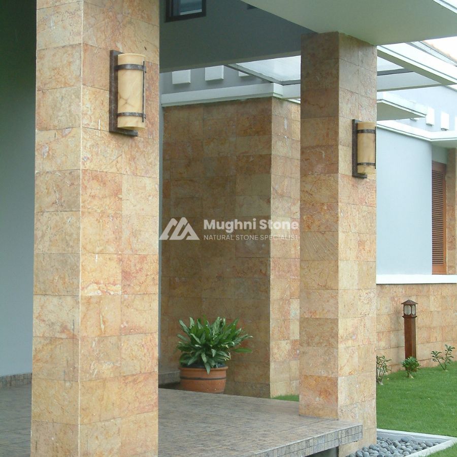 Pilar rumah natural dari batu pacitoroso bercorak peach-krem dengan motif alami yang lembut