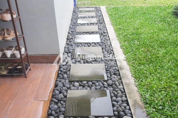 contoh pemasangan batu koral hitam