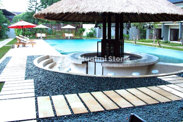 contoh pemasangan batu koral hitam