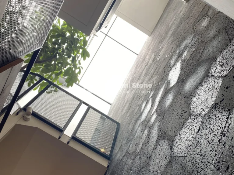 after - proyek pemasangan batu alam curi untuk dinding void rumah , di pondok indah, jakarta