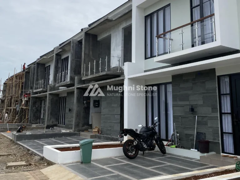 pemasangan batu andesit untuk dinding fasad