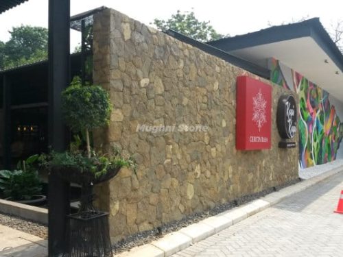dinding pagar batu serai bali kuning