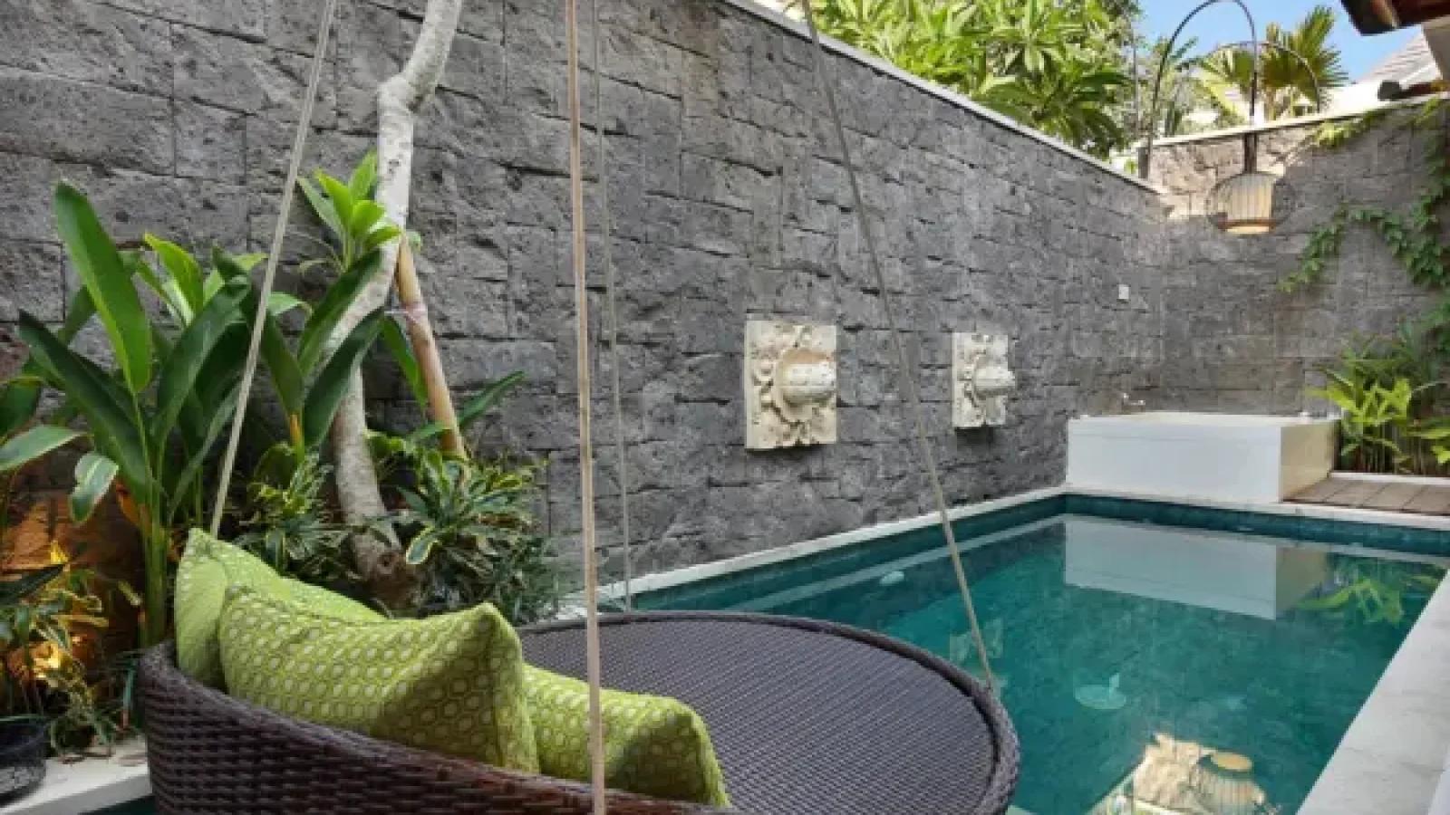 kolam renang batu alam