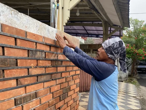 cara pemasangan bata tempel