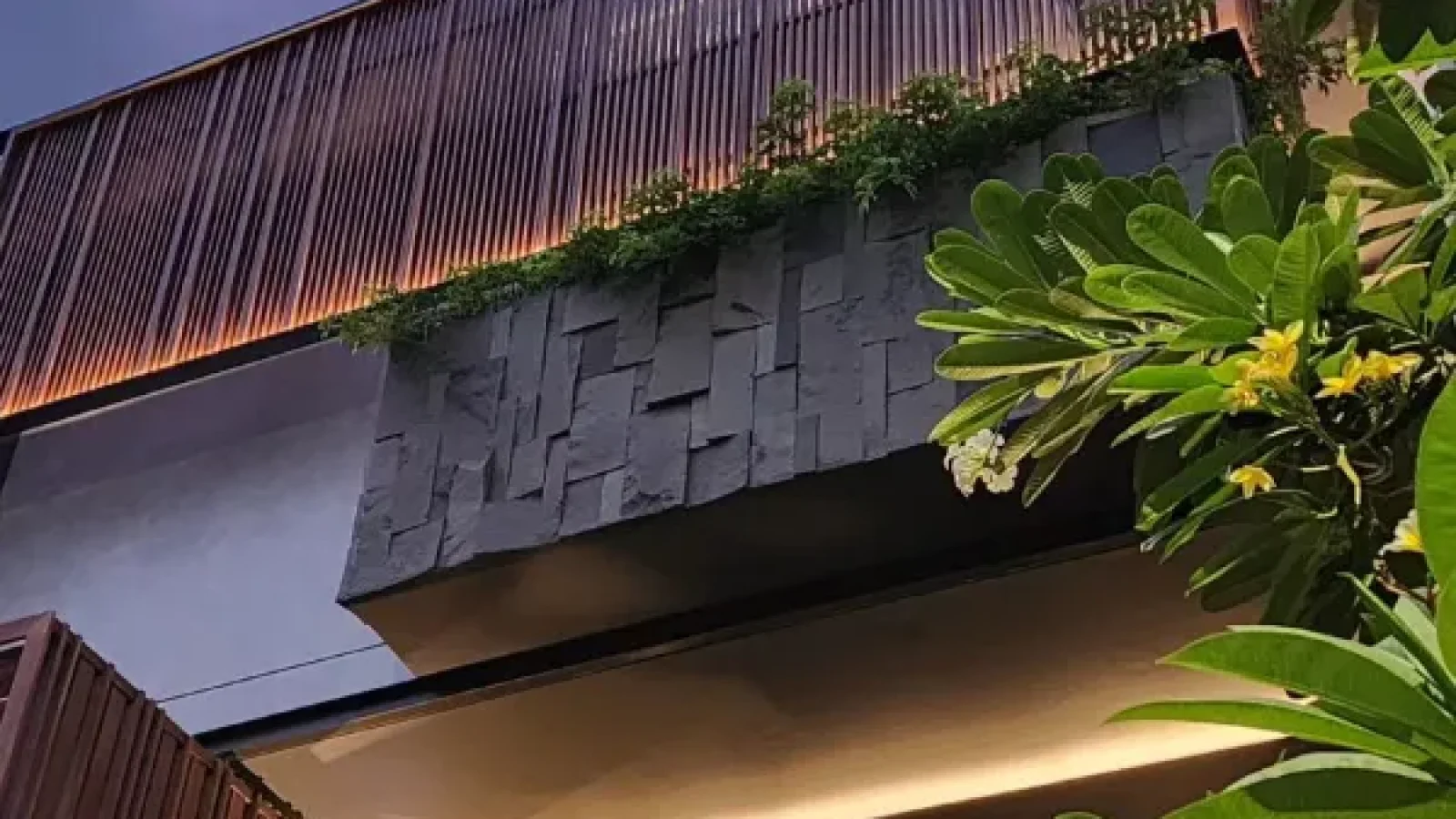 pemasangan batu andesit