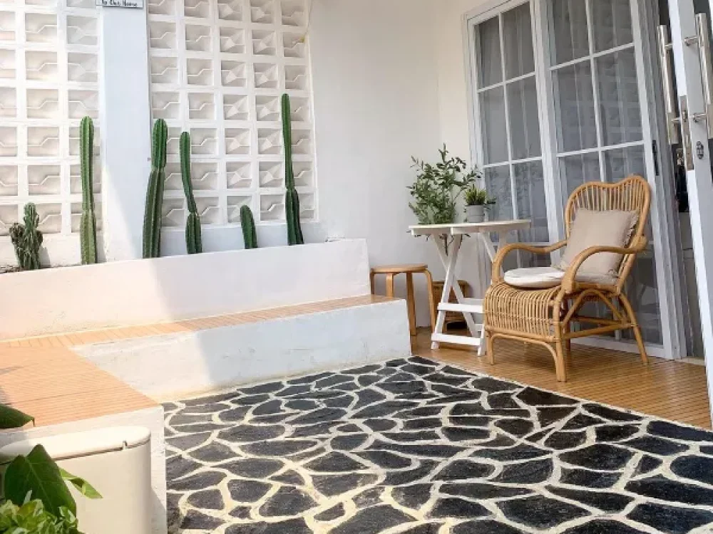 teras rumah batu alam